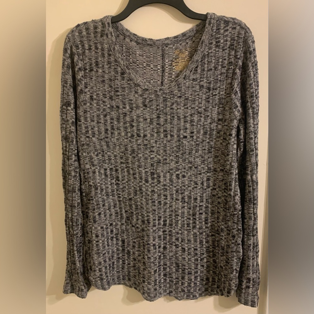 No Boundaries Gray V-Neck Sweater with Ribbed Texture